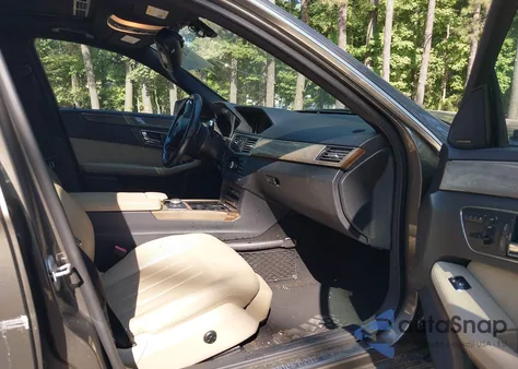 2010 Mercedes-Benz E 550 z USA, uszkodzony, nr VIN WDDHF7CB3AA104247